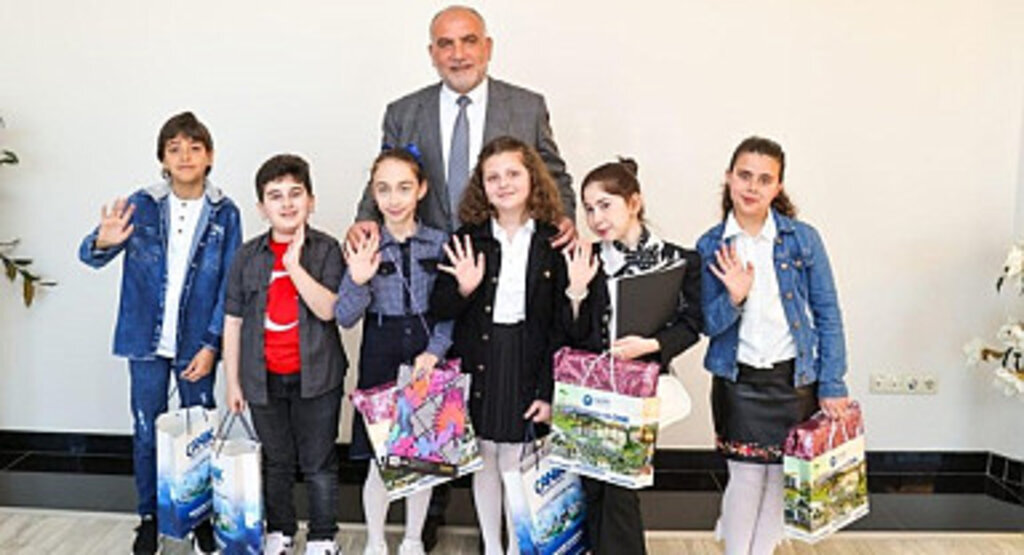 Başkan İbrahim Sandıkçı’dan Miniklere Hediye