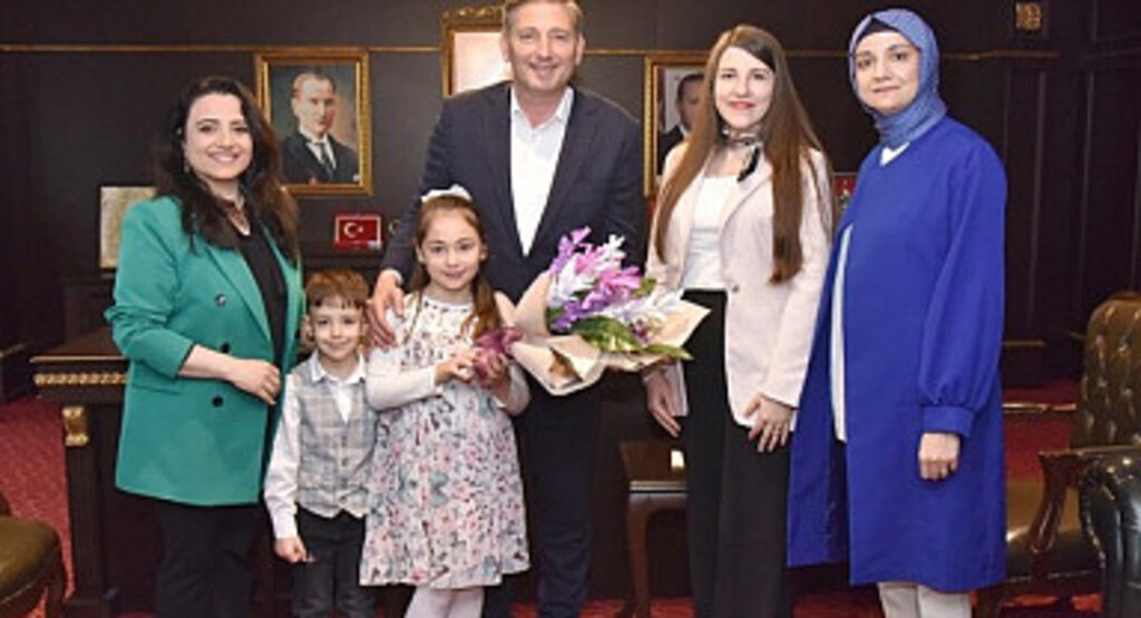 Minik Öğrencilerden Tekkeköy Belediye Başkanı Candal'a Sürpriz Ziyaret