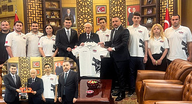 Devlet Bahçeli'ye TÜRKHAN İHA prototipi hediye