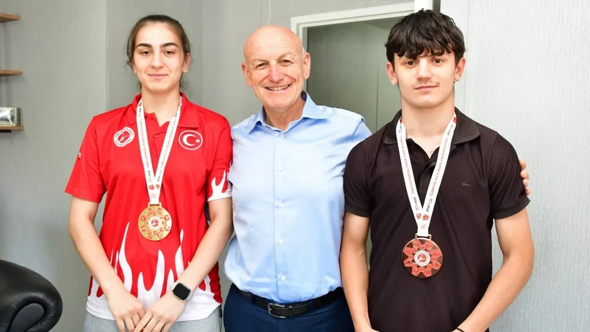 Terme'nin Şampiyonları Başkan Kul'un Konuğu Oldu Terme'nin Şampiyonları Başkan Kul'un Konuğu Oldu