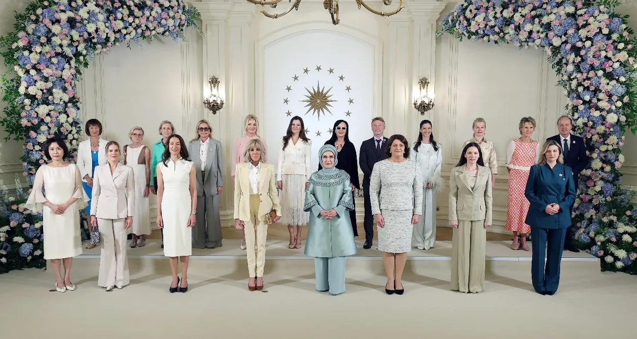 Emine Erdoğan NATO Marjında Lider Eşleriyle Bir araya geldi Emine Erdoğan NATO Marjında Lider Eşleriyle Bir araya geldi