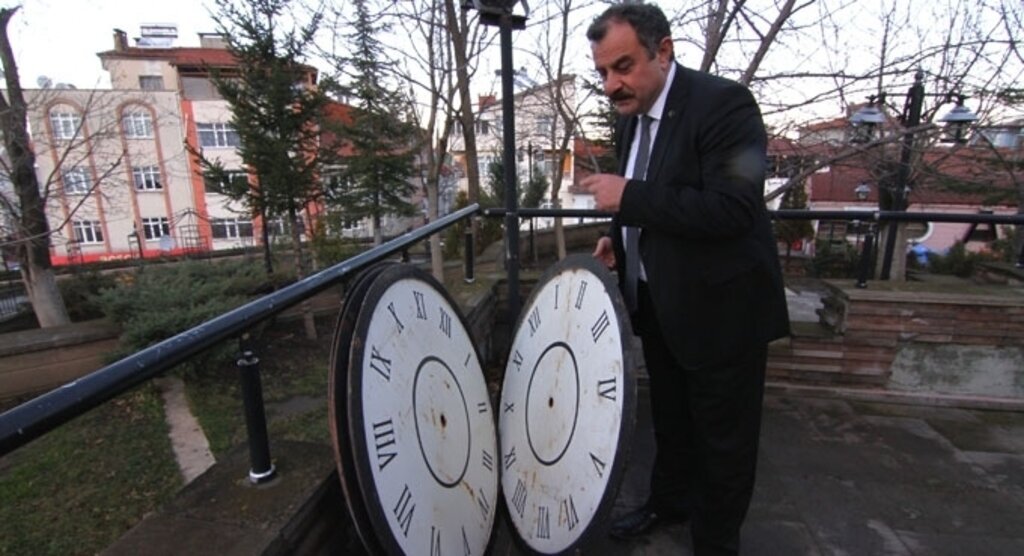 Ladikliler zamanın akışını çan sesleriyle duyacak