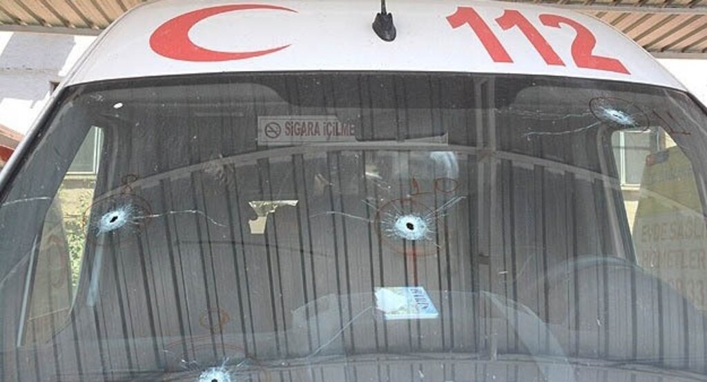 Nusaybin'de teröristler 3 ambulansı taradı