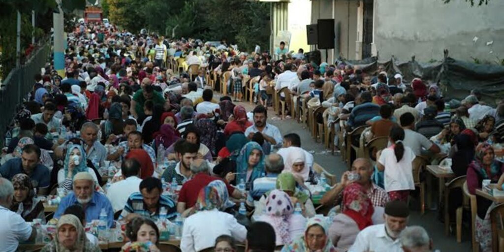 1.500 metre uzunluğundaki iftar sofrası gönülleri birleştirdi