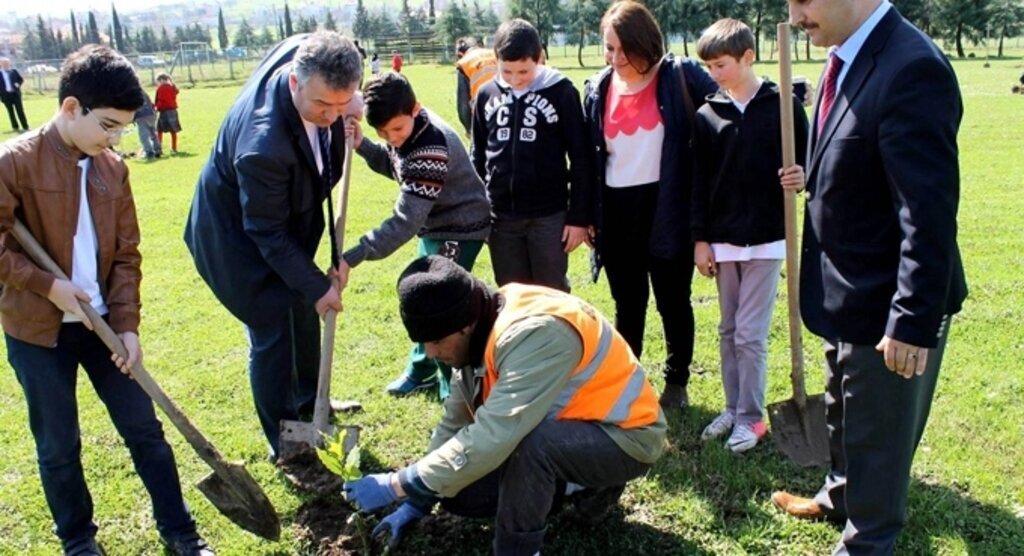 19 Mayıs Belediye Başkanı Osman Topaloğlu Öğrencilerle Fidan Dikti