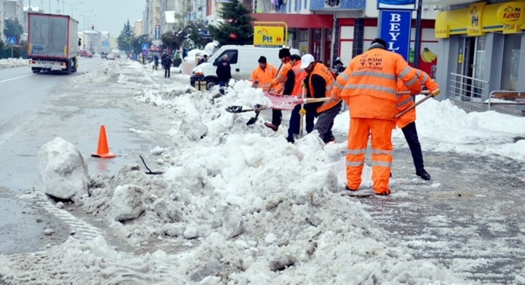 19 Mayıs'da karlı yollar temizleniyor