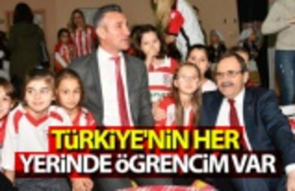 Başkan Zihni Şahin'e minik öğrencilerden sevgi seli