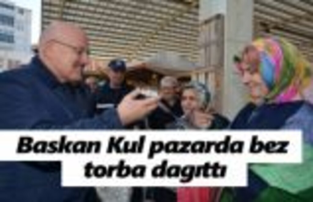 Başkan Kul pazarda bez torba dağıttı