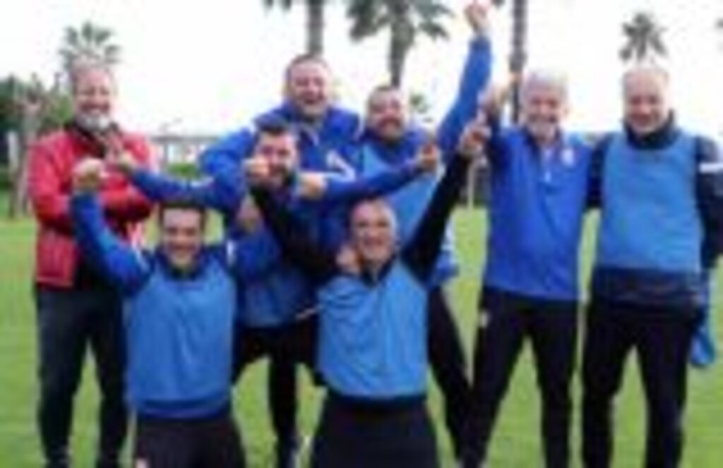 Samsunspor teknik heyeti ve eski futbolcuları kendi arasında maç yaptı