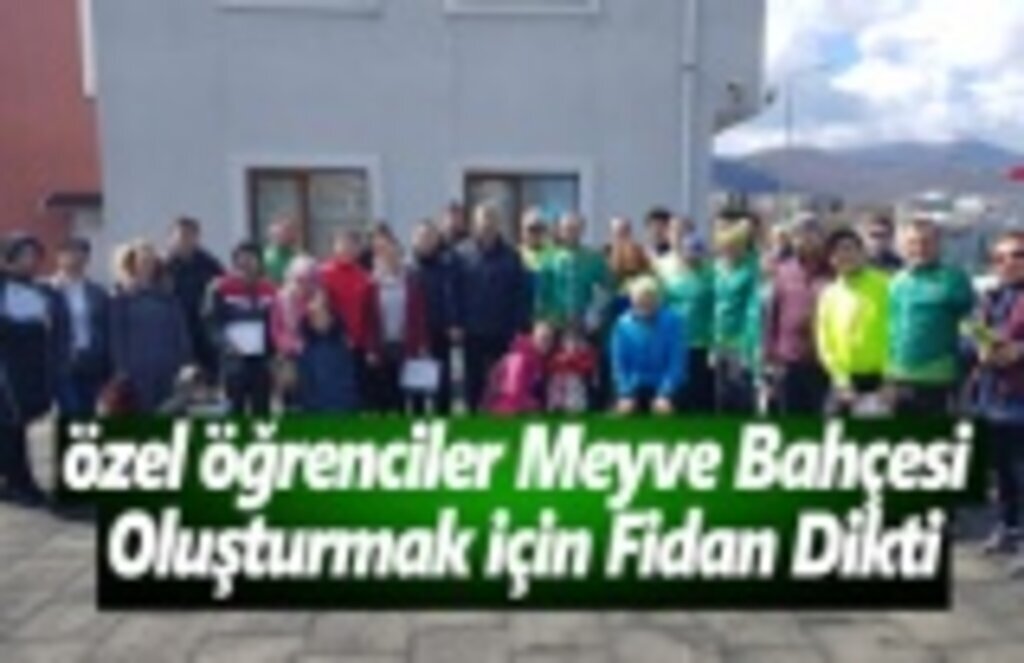 Özel Öğrenciler Meyve Bahçesi Oluşturmak İçin Fidan Dikti