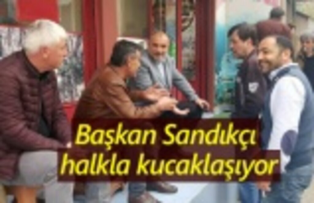 Başkan Sandıkçı halkla kucaklaşıyor