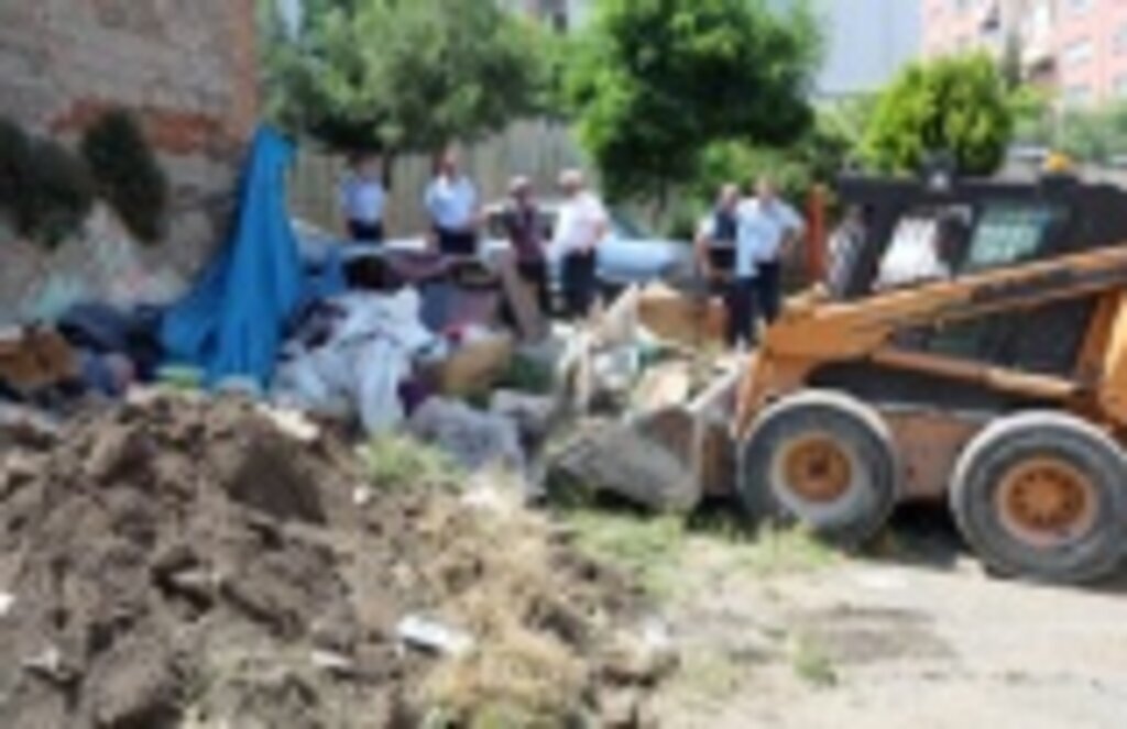 İlkadım'da çöp ev belediye tarafından temizlendi