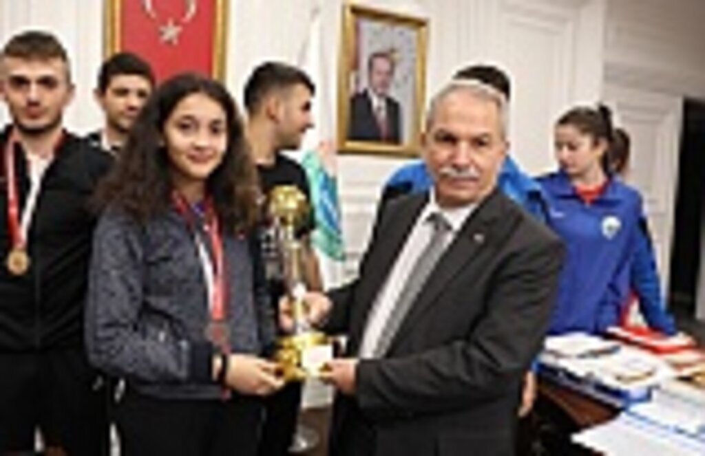 İlkadım Belediyesi Kick Boks Sporcuları'nın kupa sevinci