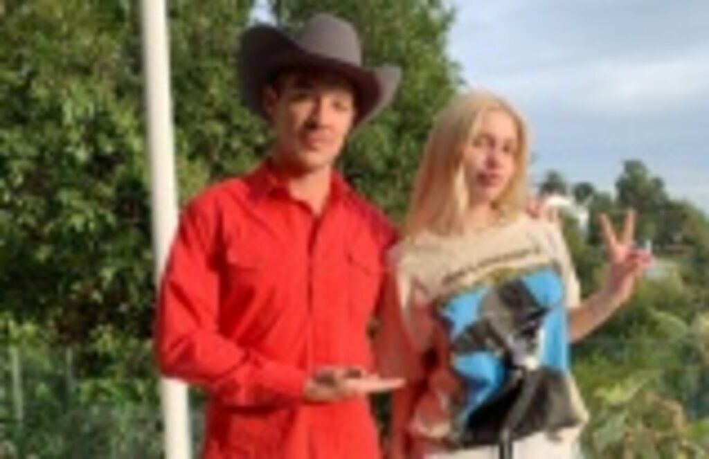 Aleyna Tilki dünyaya açılıyor