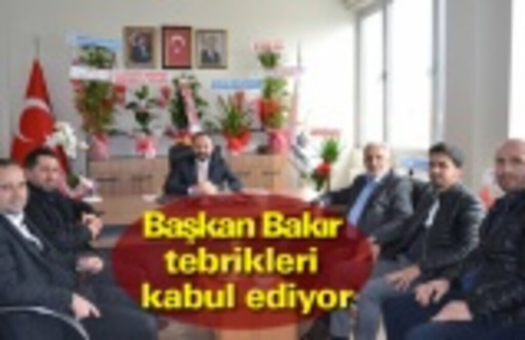 Kavak İlçe Başkanı Onur Bakır tebrikleri kabul ediyor