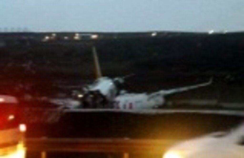 Sabiha Gökçen'de uçak üçe bölündü!