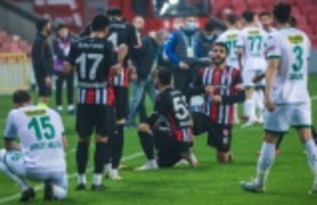 Samsunspor ve Bursasporlu oruç tutan futbolcular iftar yaptı