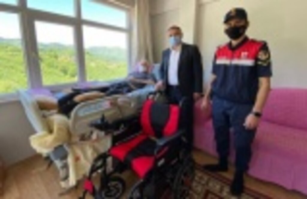 Başkan Akgül tekerlekli sandalyesi yanan hemşehrisine yenisini hediye etti