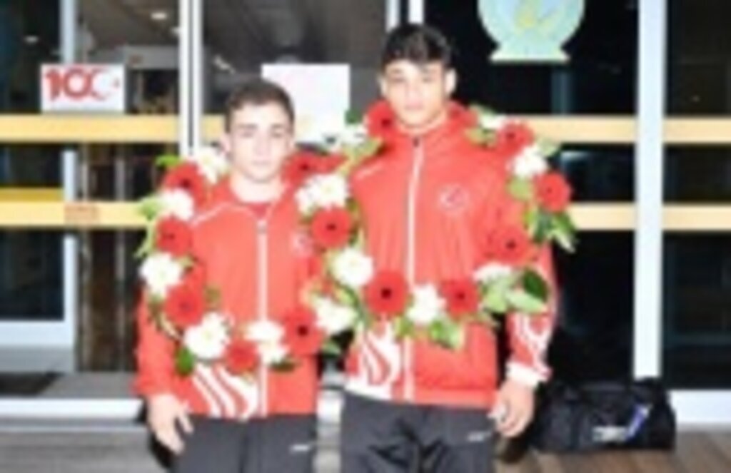 Alperen Berber ve Berati İnaç'a çiçekli karşılama