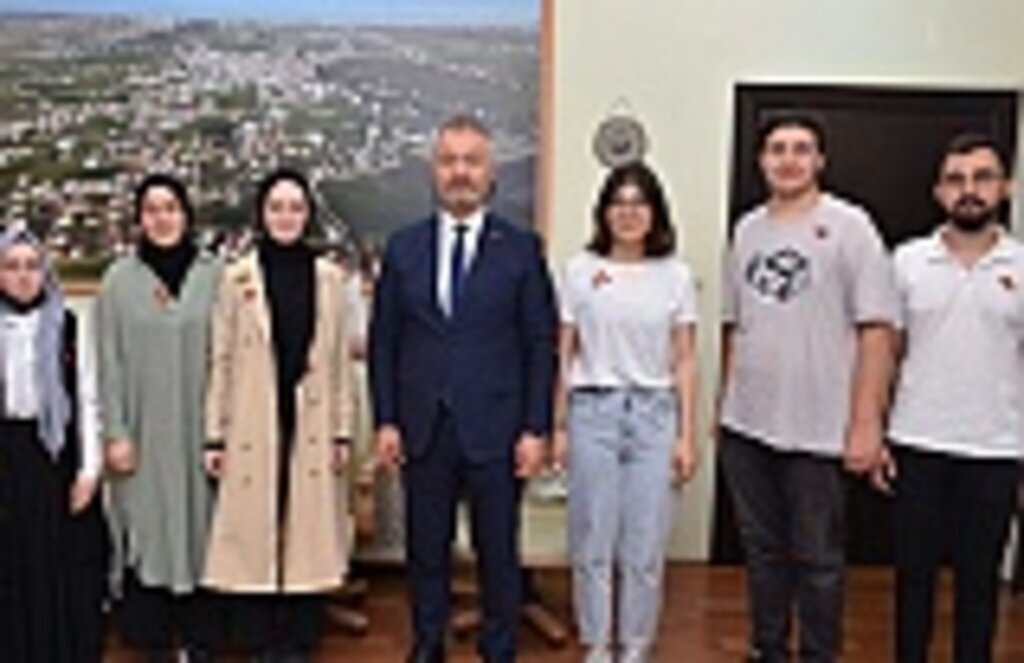 YKS’de Derece Yapan Öğrencilerden Başkan Topaloğlu’na Ziyaret