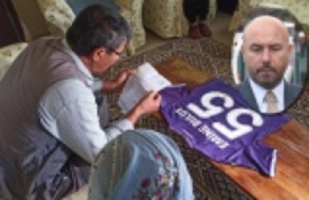 Başkan Hasan Togar Emine Bulut'un ailesine mor forma hediye etti