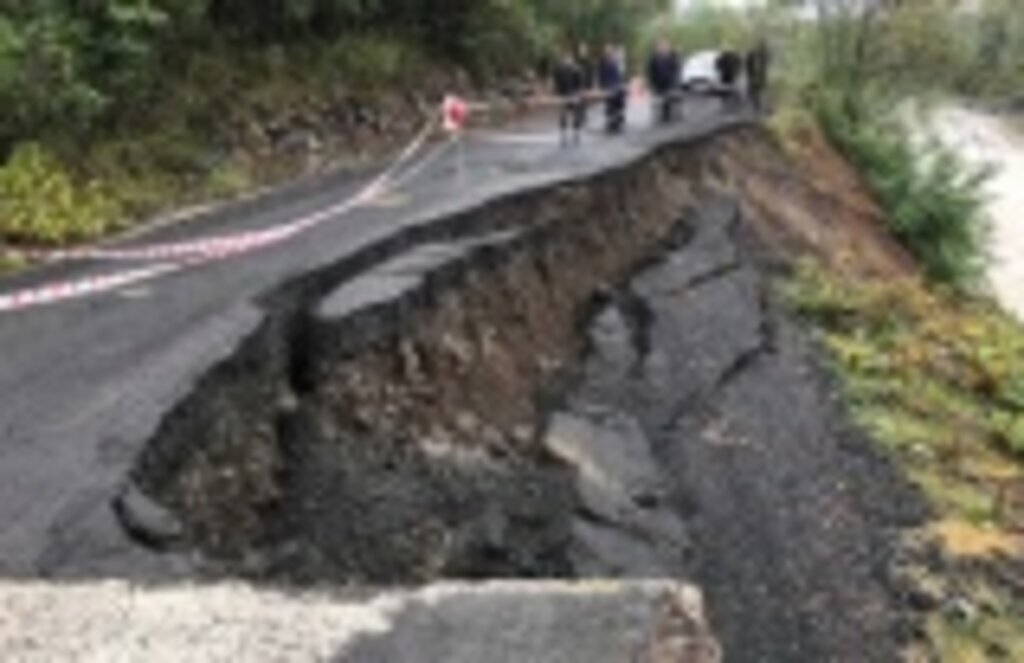Salıpazarı İlçesi Dikencik Mahallesi'nde yol çöktü