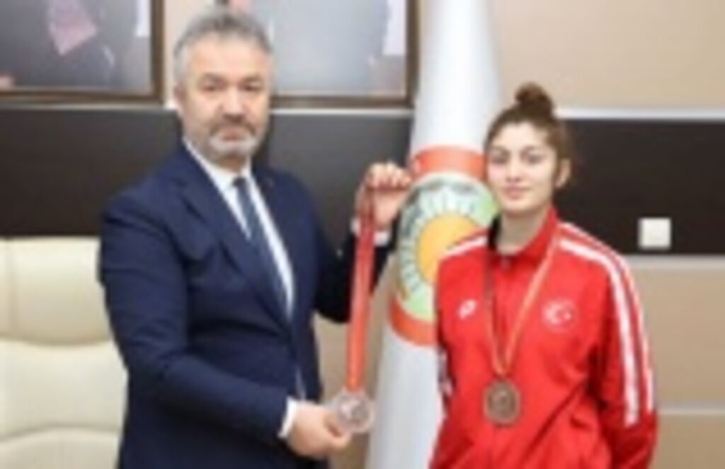 Dünya üçüncüsü Sinem Özkan'dan Başkan Topaloğlu'na ziyaret