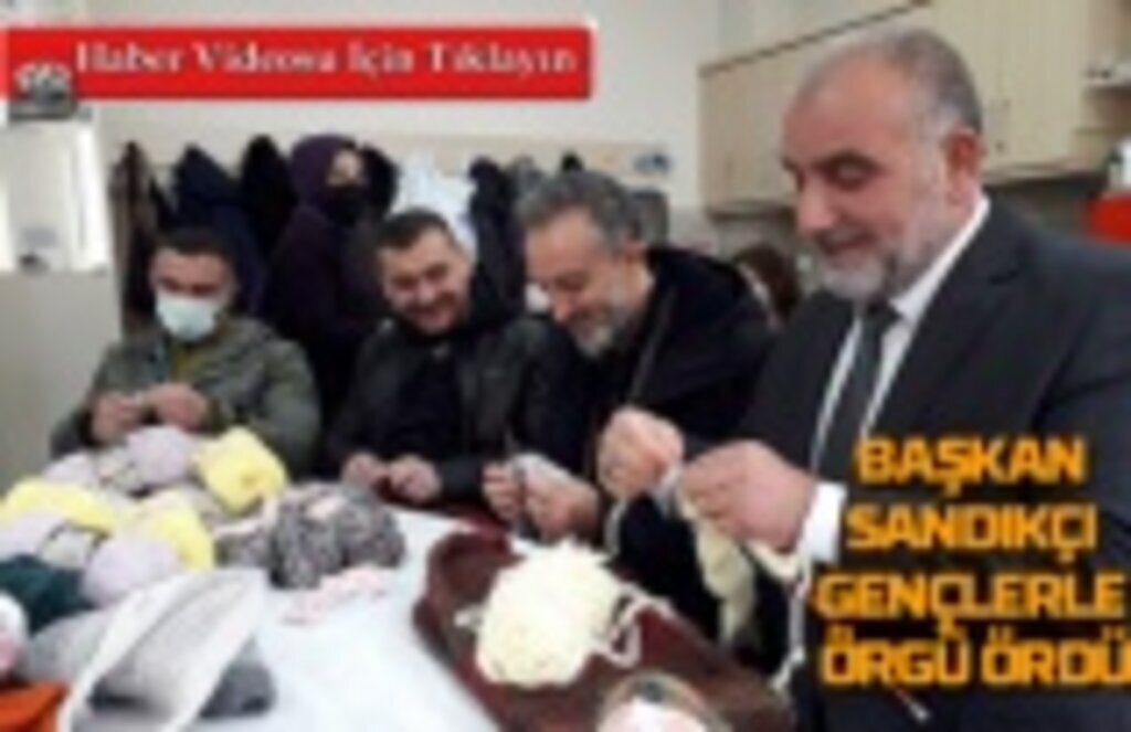 Başkan Sandıkçı Köy Çocukları İçin Örgü Ördü!