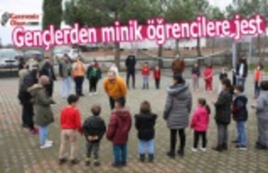 Gençlerden minik öğrencilere jest
