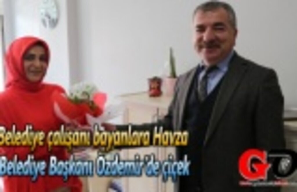 Belediye çalışanı bayanlara Havza Belediye Başkanı Özdemir’de çiçek