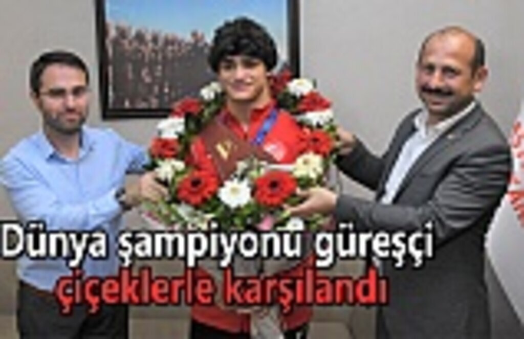 Dünya şampiyonu güreşçi çiçeklerle karşılandı