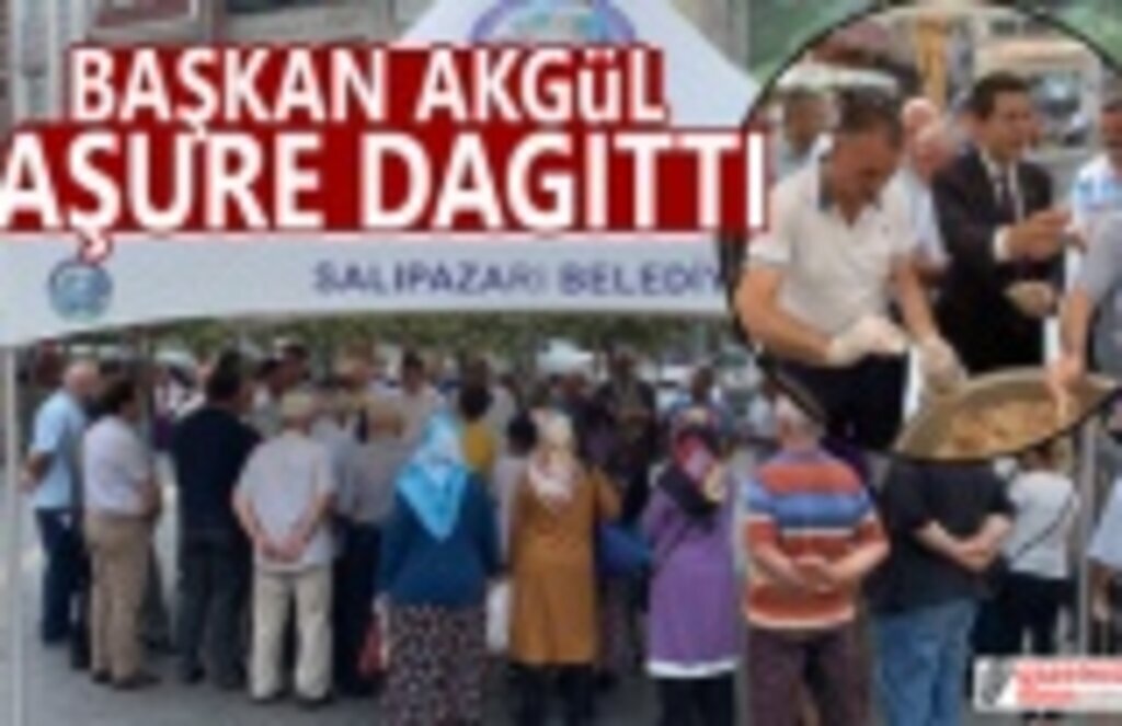 Salıpazarı Belediye Başkanı Halil Akgül aşure dağıttı