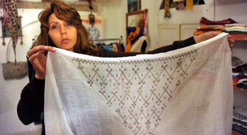 250 yıllık başörtüsü alıcısını bekliyor