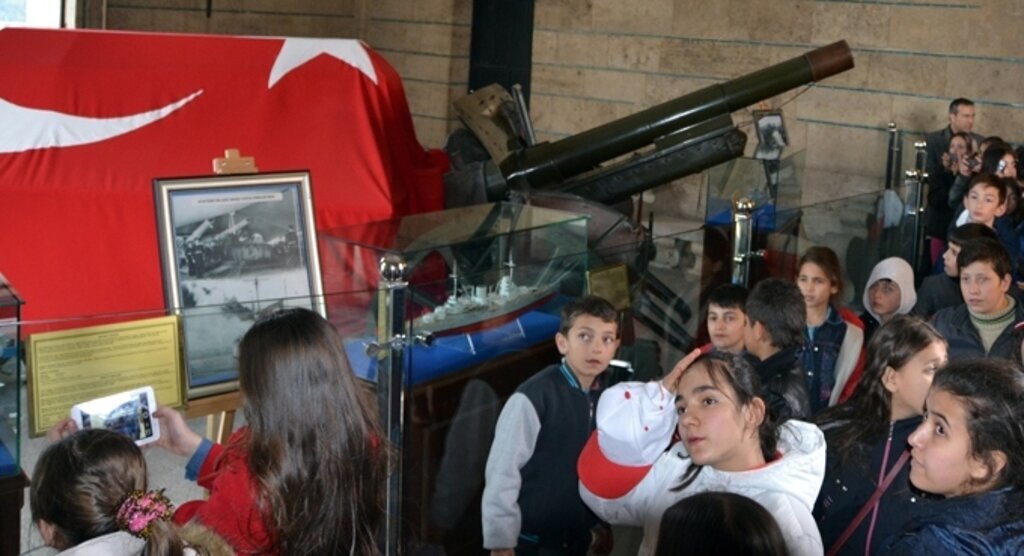 44 minik öğrenci Ata'nın huzuruna çıktı