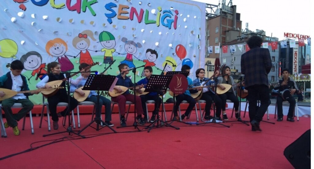 Adam olacak çocuklar Barış Manço şarkıları söylediler