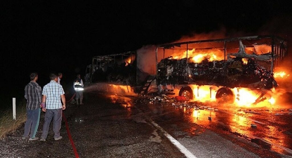 Ağrı'da teröristler yol kesip araç yaktı