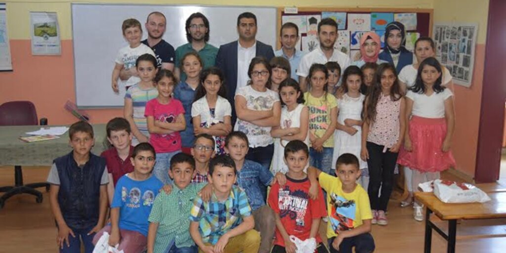 AK Parti İlkadım Gençlik Kolları'ndan öğrencilere karne hediyesi