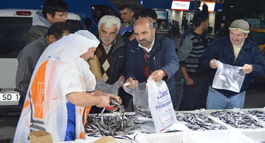 AK Parti Sevdalısı bedava hamsi dağıttı