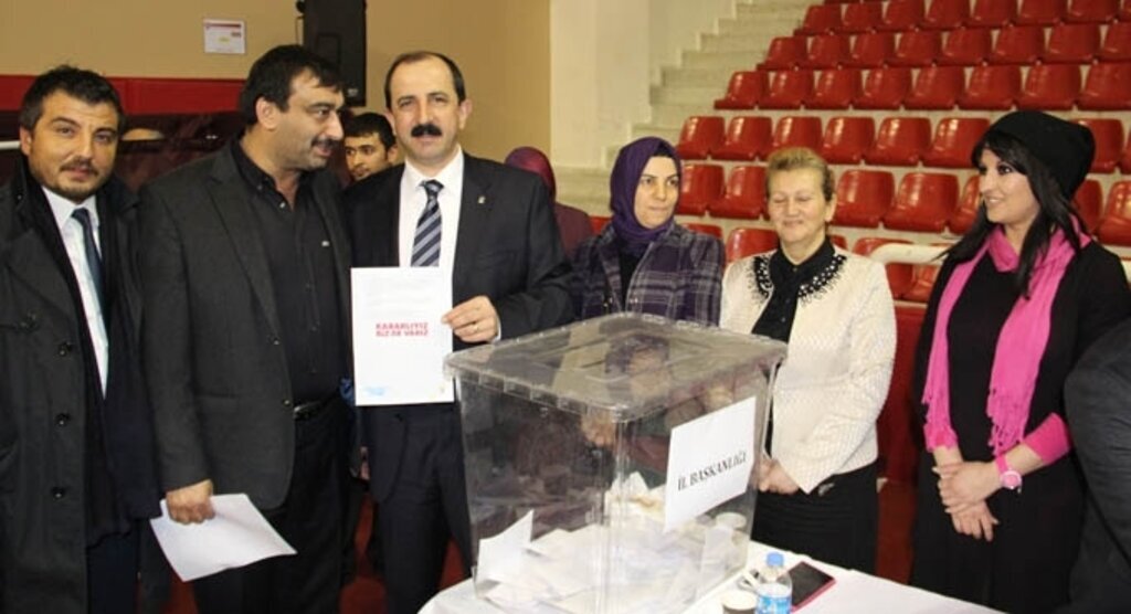 AK Parti'den 'Kadına yönelik şiddetin önlenmesi' için imza kampanyası