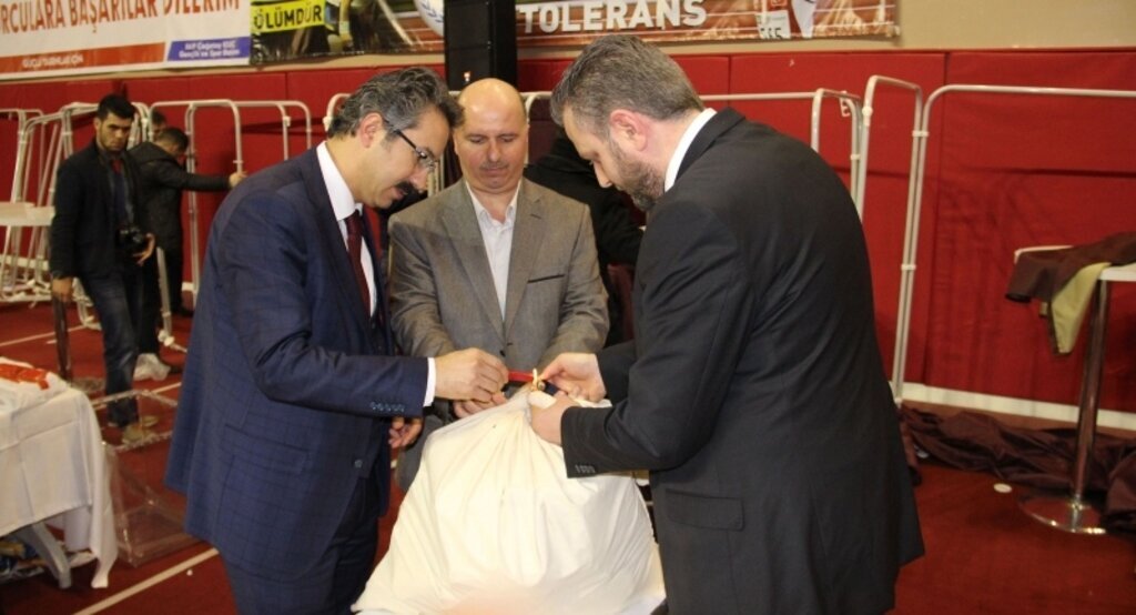 AK Parti'den yoğun katılımlı başarılı geçen temayül yoklaması