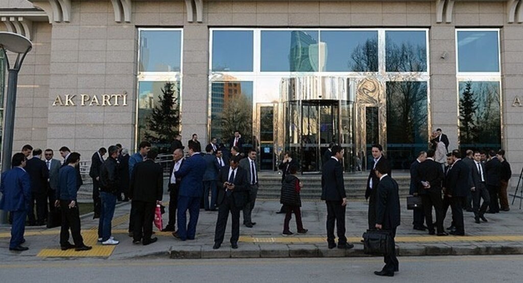 AK Parti'nin koalisyon görüşmesi heyeti belli oldu