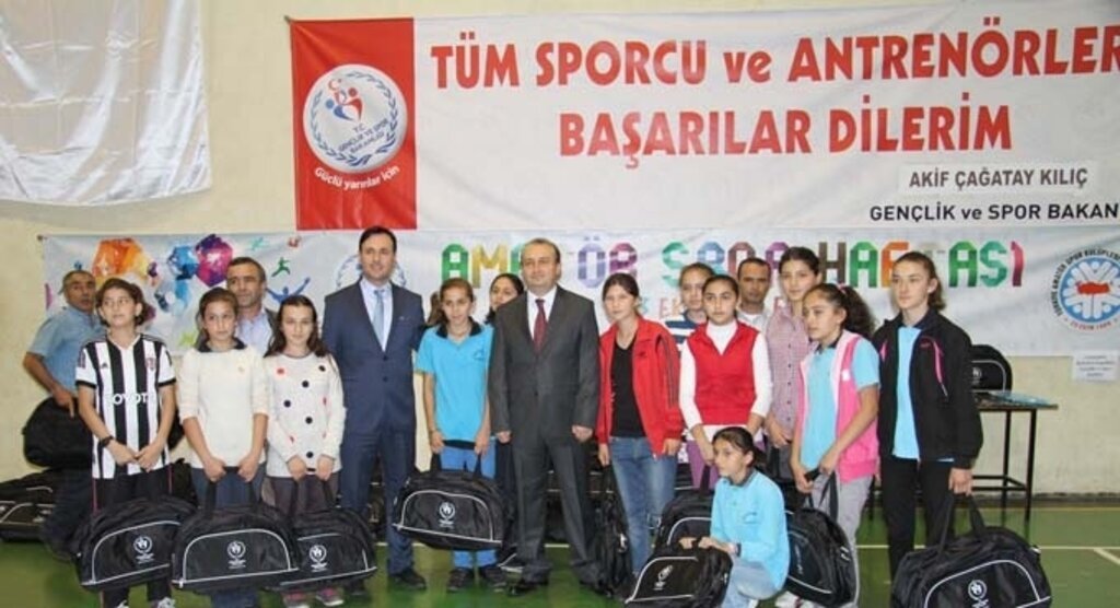 Amatör Spor Haftası dolayısıyla spor malzemesi dağıtıldı