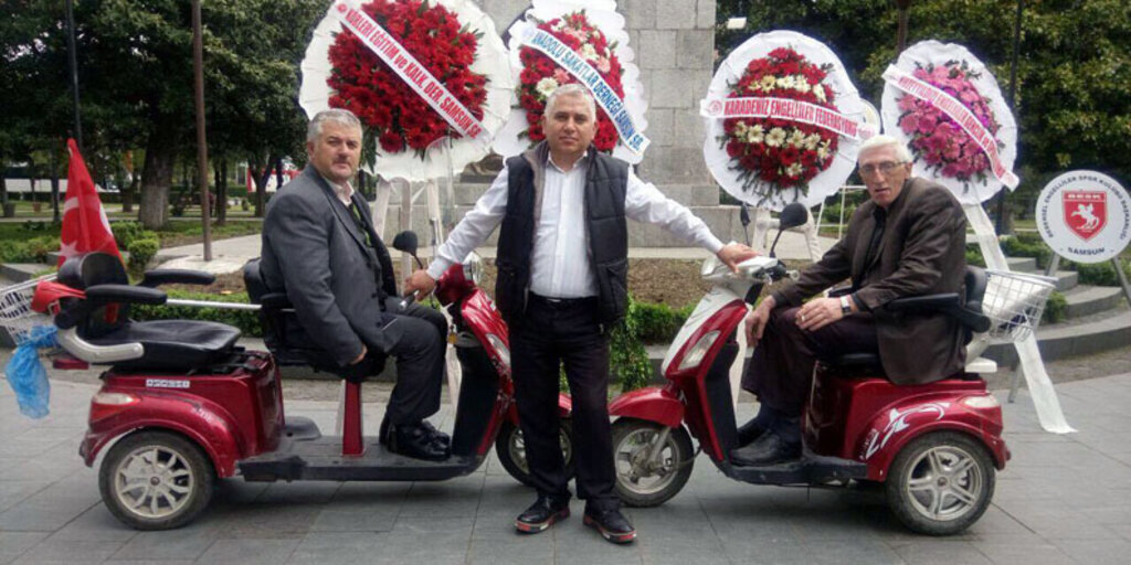 Anadolu Sakatlar Derneği'nden Atatürk Anıtına Çelenk 