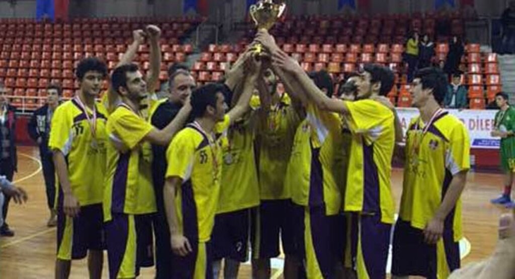 Anakent'in gençleri şampiyonluk kupasını kaldırdı