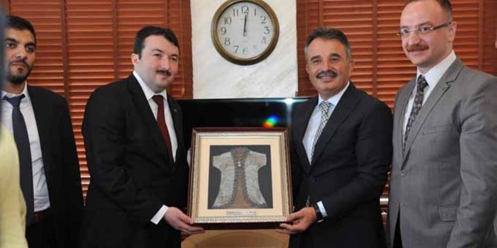 Arap konuklardan Büyükşehir Belediyesi'ne ziyaret