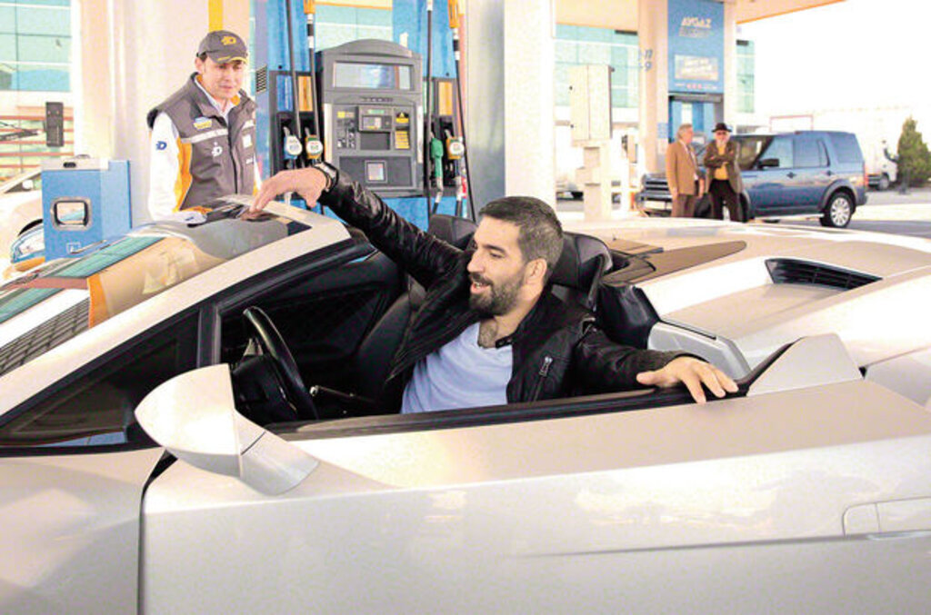 Arda Turan'ın otobüsü kaçırdığı yeni Reklam Filmi