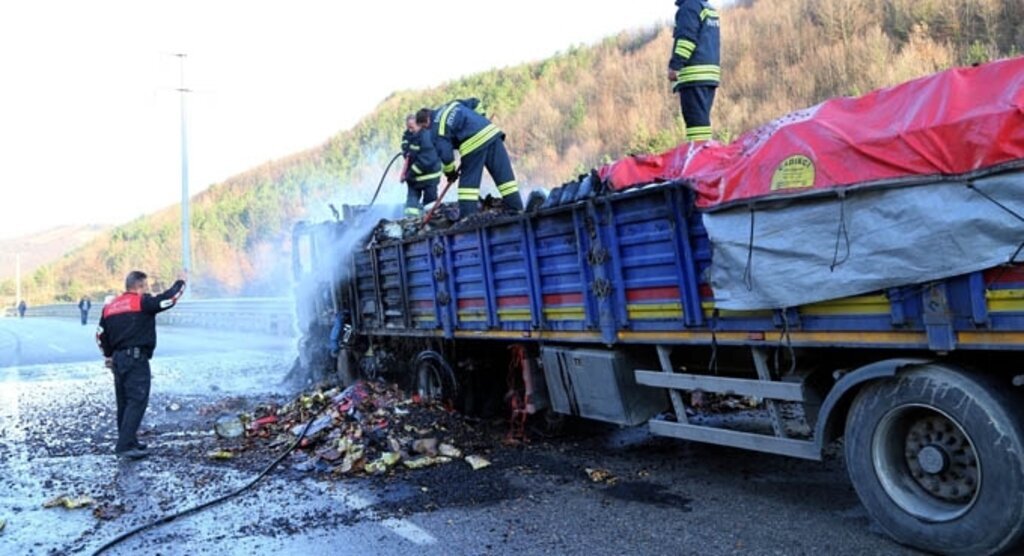 Arıza yapan tır yandı