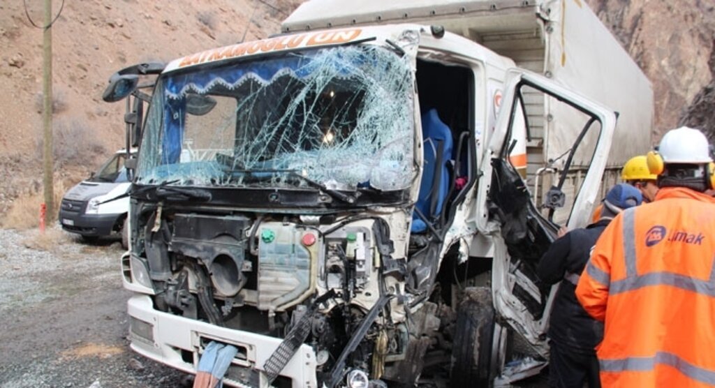 Artvin'de iki kamyon çarpıştı: 1 yaralı