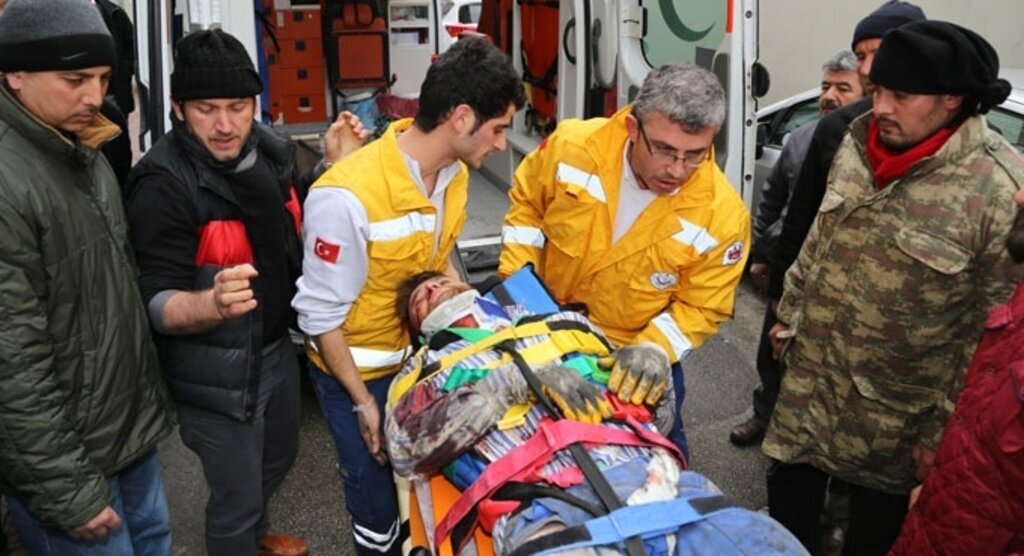 Asansör boşluğuna düşen işçi yaralandı