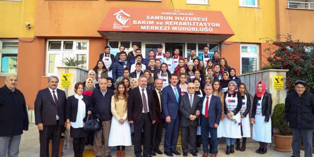 Aşçılık Okulu Öğrencileri'nden Huzurevi'ne ziyaret